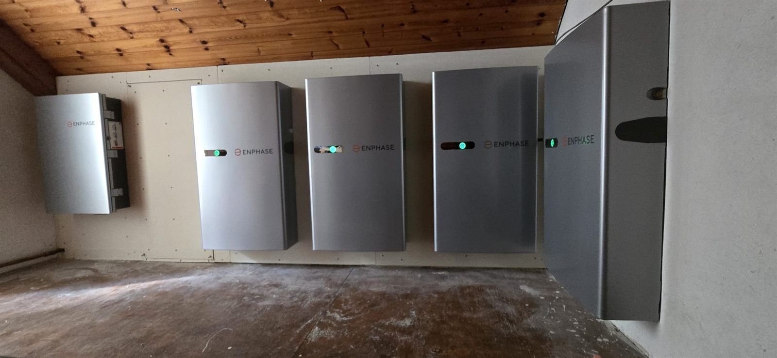 Rij Enphase IQ Battery thuisbatterijen op een zolder, geinstalleerd door Schuurbiers