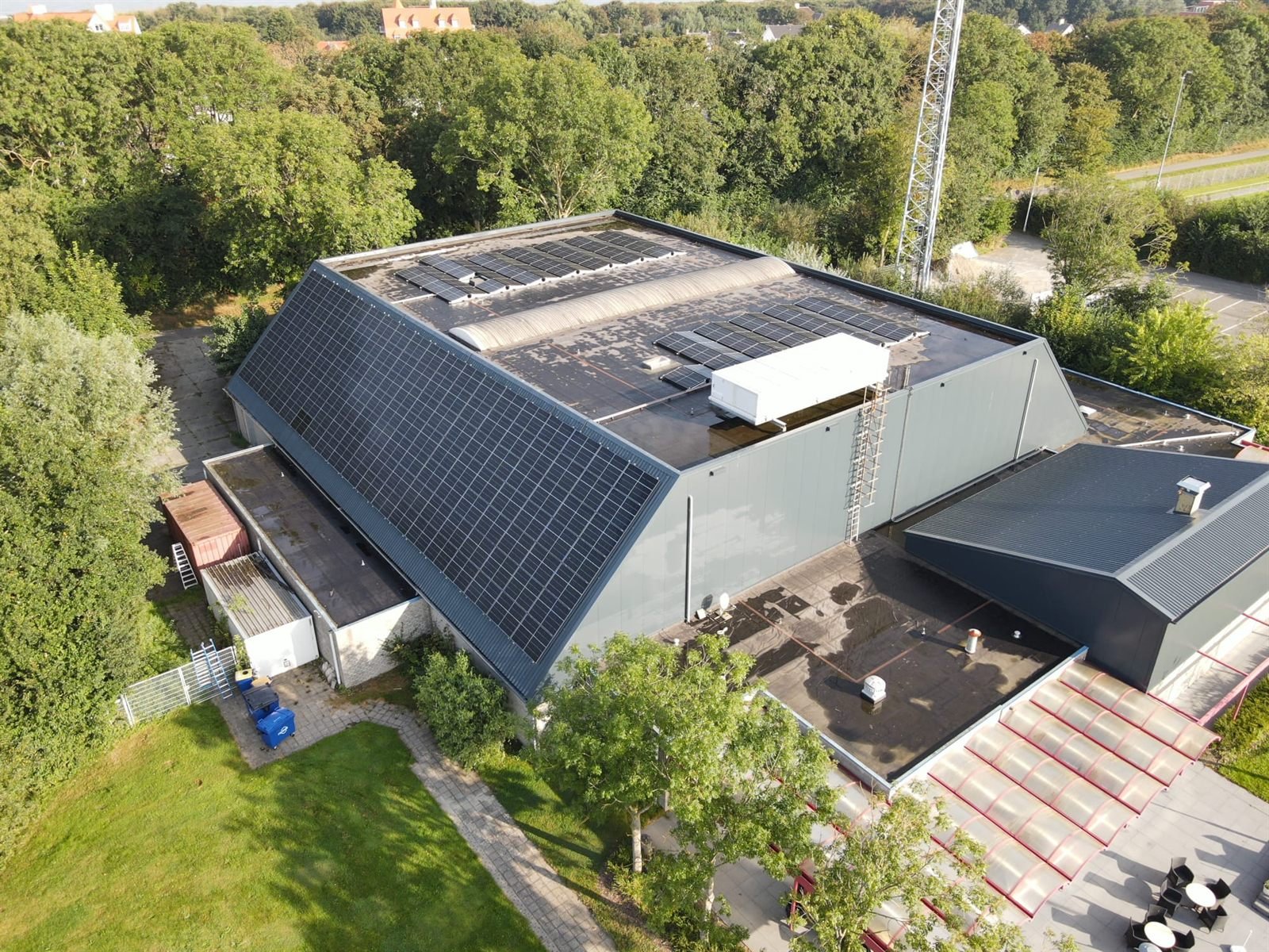 Loods met een groot zonnedak voor schaalbare energieopslag