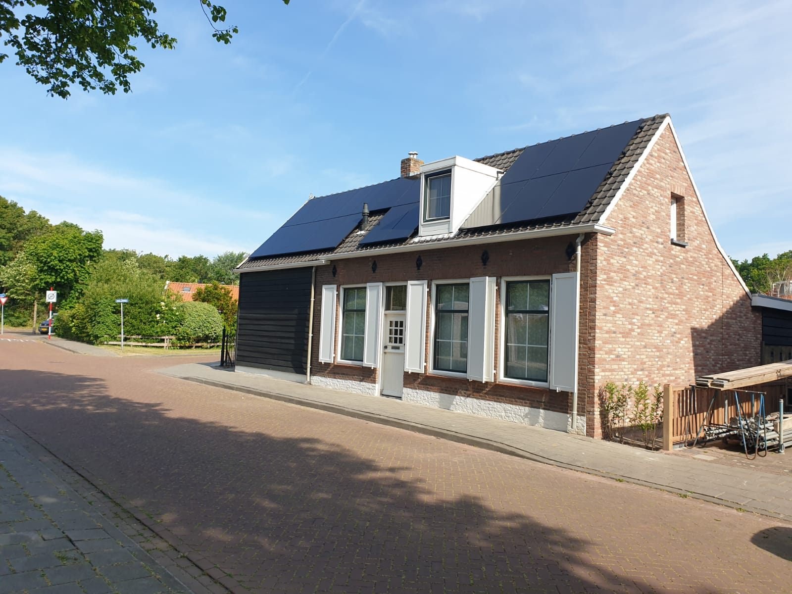 Woning met zonnepanelen op beide dakvlakken in het werkgebied