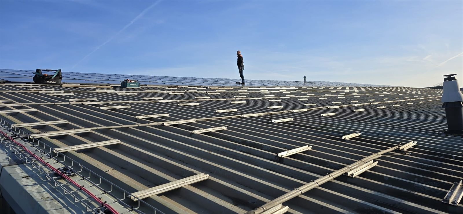 Montage van een zonnedak op een bedrijfspand door Schuurbiers Elektrotechniek